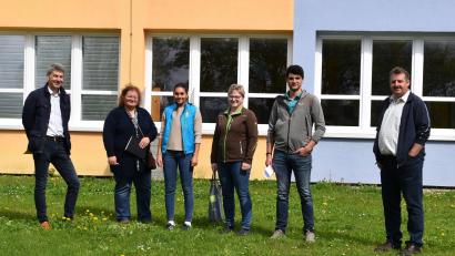 Bild: Stadt Schönsee
Erörterten, wie Schönsee zum Blühparadies wird: (von links) Markus Kurz, Heidi Schmid, Isabella Hollweck, Sandra Klein, Armin Ebnet und Bürgermeister Reinhard Kreuzer.