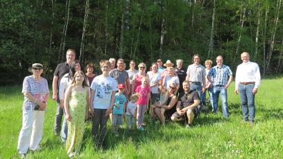Bild: jzk
Bürgermeister Roman Schäffler, Bauamtsmitarbeiter Andreas Gallei und Fachberater Jörg Band (von rechts) beim Ortstermin in der Feriensiedlung Hopfau. Mit den Bewohnern besprachen sie die Ausstattung für einen dort geplanten Kinderspielplatz.