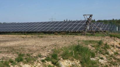 Bild: wro
Freiflächen-Photovoltaikanlagen, wie hier auf einer Waldlichtung zwischen Mitterteich und Leugas, werden immer mehr zu einem Thema. Mit einer Reihe von Anfragen befasste sich der Marktrat Wiesau am Dienstagabend.