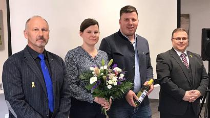 Bild: R. Kreuzer
Manfred Zettl (links) und Hartmut Schütze (rechts) begrüßen die neuen Ansprechpartner im Büro der Kreisgruppe: Stephanie Hottner und Daniel Rogers.