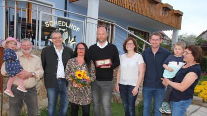 Bild: kro
Treue Urlauber ehrte der „Schedlhof“ in Griesbach. Im Bild (von links): Josef Schmidkonz mit Enkelin Josefina, Zweiter Bürgermeister German Hartmann, Diana Flory-Fleischmann, Heiko Flory, Christine und Johannes Kraus sowie Angela Schmidkonz mit Enkel Maximilian.
