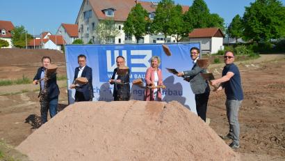 Bild: ak
Zum Spatenstich waren (von links) Bürgermeister Christian Porsch, Bauamtsleiter Thomas Schneider, Wolfgang und Maria Schultes, der Mitarbeiter des Architekturbüros Schultes und Schwiegersohn Matthias Stelzl sowie der Bauleiter der Firma Bauer, Norbert Nickl, gekommen.