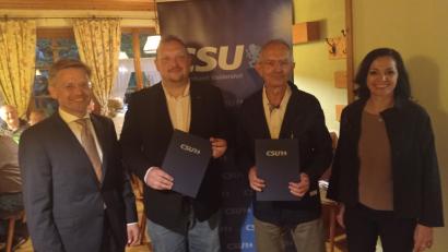 Bild: fpoz
Urkunden und Buchgeschenke gab es für die Treue zur CSU. Im Bild (von links) Tobias Reiß, Mario Rabenbauer, Hubert Kellner und Bürgermeisterin Margit Bayer.