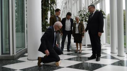 Bild: mma
Der Hahnbacher Bürgermeister Bernhard Lindner geht beim traditionellen Patenbitten in der Staatskanzlei auf einem Holzscheitel auf die Knie. Jürgen Huber, Säm Kraus und Marianne Moosburger (hinten, von links) beobachten genau die Reaktion von Staatsminister Florian Herrmann.