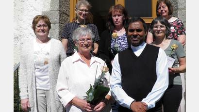 Bild: exa
Vorsitzende Mariele Kuchenreuther (links) und Bezirksleiterin Elke Burger (hinten, rechts) sowie Pfarrer Julius Johnrose zeichneten Silvia Heindl und Elvira Uschold (hinten, Zweite und Dritte von links) sowie Ingrid Fontana (vorne, links) und Sonja Bamberger für langjährige Mitgliedschaft aus.
