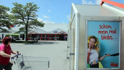 Bild: Wolfgang Steinbacher
Jetzt haben es die Kunden und das Personal schwarz auf weiß beziehungsweise rot auf himmelblau: Der Real-Markt an der Fuggerstraße bleibt.