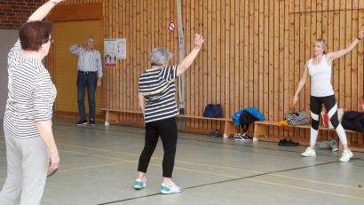 Bild: Hirsch
Übungsleiterin Tina Liebelt (rechts) hält die Gruppe der Rheumatiker mit Trockengymnastik fit. Auch Vorsitzender Josef Scheuerer (Zweiter von links) macht mit.