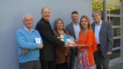 Bild: wel
Peter Eckstein und Siegfried Roßmann vom Lions Club Oberpfälzer Wald (von links) übernehmen die Kosten in Höhe von 740 Euro für Schulmaterial und Arbeitshefte, die Konrektorin Stefanie Hauser zeigt. Rektor Werner Winderl, Konrektor Christian Schreiner und Rektorin Christine Schneider (von rechts) begrüßen die Aktion.