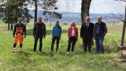 Bild: Gäste-Information Bad Neualbenreuth/exb
Die Verantwortlichen der Gemeinde Bad Neualbenreuth sowie die Vertreter der Regierung und des Landkreises (von links): Markus Betzl (Bauhof Bad Neualbeneuth), Fachberater Harald SChlöger, Isabella Hollweck (Regierung), Ursula Stingl (Gäste-Info), Bürgermeister Klaus Meyer, Projektleiter Michael Rückl.