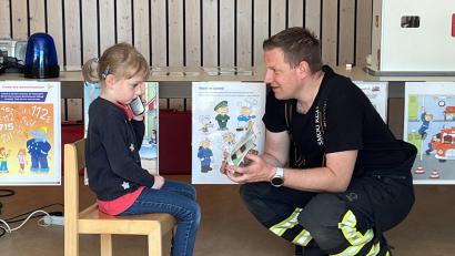 Bild: Kerstin Pflaum/exb
Wie ruft man richtig telefonisch um Hilfe? Die Feuerwehr zeigte im Kindergarten, wie es geht.