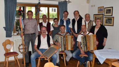 Bild: hcz
Dichter und Musikanten unterhalten die Zuhörer in der „Almhütte“.