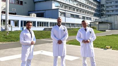 Bild: Klinikum Fichtelgebirge/exb
Die Sportklinik Marktredwitz entwickelt sich prächtig: Im Bild von links Dr. Markus-Johannes Rueth, Leitender Arzt der Sportklinik, Patrick Fehrenbach, Oberarzt der Sportklink, und Dr. Philipp Koehl, Ärztlicher Direktor und Chefarzt der Klinik für Orthopädie und Unfallchirurgie in Marktredwitz.