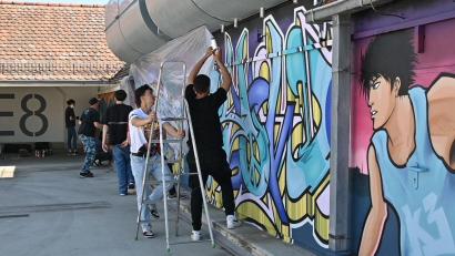 Bild: Hirsch
In einem Workshop mit dem Künstler Markus Raab entstand auf dem Deck des Naabparkhauses dieses Graffiti-Kunstwerk.
