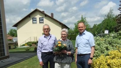 Bild: gm
Dem Jubelpaar Michael und Rosmarie Götz (links) aus Pittersberg gratuliert Bürgermeister Erich Meidinger (rechts für die Gemeinde Ebermannsdorf.