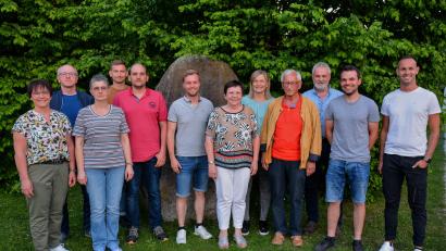 Bild: fdl
Dem neuen Vorstand der Dorfgemeinschaft Ehenfeld gratuliert Zweite Bürgermeisterin Bärbel Birner (Sechste von rechts) und bedankt sich im Namen der Stadt Hirschau für die vielen ehrenamtlichen Arbeiten des Vereins im und um den Ort.