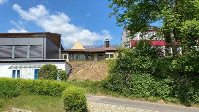 Bild: Wilhelm Amann
Die ersten Vorbereitungen sind schon getroffen: Zwischen Sporthalle (links) und saniertem Schulgebäude (rechts) entsteht ab Herbst die Mensa. Die dortige, frühere Hausmeisterwohnung wird in den Bau einbezogen.