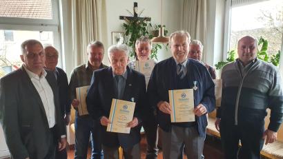 Bild: Breitschafter/exb
Für langjährige Treue gab es Auszeichnungen. Unser Bild zeigt (von links) Bürgermeister Norbert Eckl, stellvertretenden Kreisvorsitzenden Erwin Biersl, Bernhard Schießl, Werner Pflug, Reinhold Prey Johann Neuber, Norbert Baier und Vorsitzenden Peter Breitschafter.
