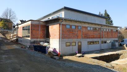 Bild: njn
Im Mai 2020 war der Spatenstich für die neue Schwimmhalle in Erbendorf. Damals lag der Kostenansatz bei 4,8 Millionen Euro. Aus der kommunalen Hochbauförderung gibt es nun 1 Million Euro.