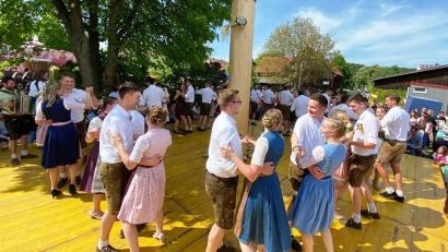 Bild: jp
19 Paare tanzen in Wolfsfeld den Kirwabaum aus.