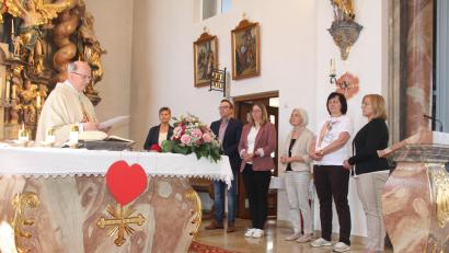 Bild: frd
Vor dem Altar verabschiedete Pfarrer Herbert Rösl die bisherigen PGR-Mitglieder (von rechts) Rita Schneeberger, Renate Nagel, Ernestine Kleber, Christiane Hammer und Martin Pflug. Links die neue Pfarrgemeinderatssprecherin Agnes Bauer.
