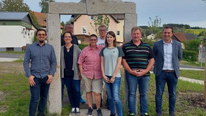 Bild: soj
Der Festausschuss unter Leitung von Judith Zaus (Dritte von links) und Bürgermeister Wolfgang Söllner (rechts) planen für das Bürgerfest am 17. Juli.