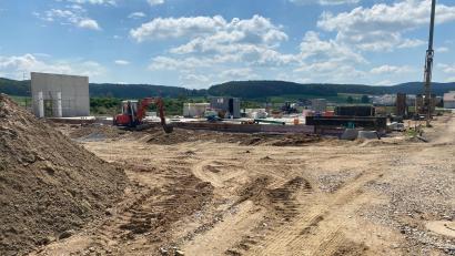 Bild: Wilhelm Amann
Für die neue Kindertagesstätte in Diendorf ist inzwischen die Bodenplatte betoniert. Dabei ist ein Fehler passiert. Das Gebäude entsteht danach großteils in Holzbauweise.