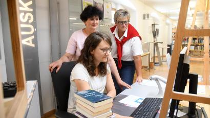 Bild: Gabi Schönberger
Theresa Fischer (vorne), Irina Plischuk und Sabine Guhl (hinten rechts) testen das neue Online-System.