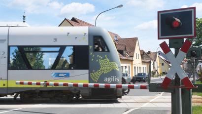 Bild: Gabi Schönberger
Für den Autoverkehr bleibt die Schranke am Bahnübergang "Bachstraße" in Pressath ab 20. Mai für knapp vier Tage unten. Der Grund sind Instandhaltungsmaßnahmen an der Anlage.