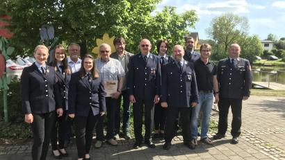 Bild: Robert Dollhopf /exb
Der Vorstand der Feuerwehr Filchendorf um Vorsitzenden Jürgen Gebhardt (Siebter von links), Kommandant Ulli Preißinger (Vierter von rechts) sowie Bürgermeister Wolfgang Haberberger (Sechster von links) und Kreisbrandmeister Jürgen Haider (rechts) würdigen langjährige Mitglieder: Herbert Hirschke (Dritter von links) ist seit 40 Jahren dabei, Gerhard Dollhopf (Fünfter von links) seit 60 Jahren.