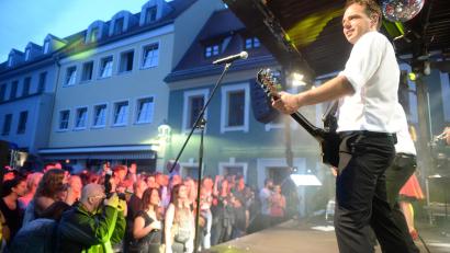 Archivbild: brü
Künftig wird es am Amberger Marktplatz auch schon am Freitagabend vor dem Altstadtfest Live-Musik auf der großen Bühne geben.