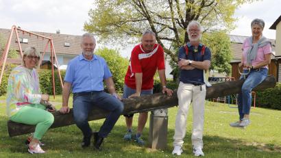 Bild: mfh
Wer hat nicht in Kindertagen gerne Wippe, Schaukel oder Karussel genutzt? Der Spielplatz in der Blumenau wird nächstes Jahr neue Spielgeräte erhalten. Die SPD-Fraktion hat sich die Pläne zeigen lassen (von links): Bettina Moser, Hermann Deichler, Joachim Bender, Thomas Steiner und 3. Bürgermeisterin Hildegard Geismann.