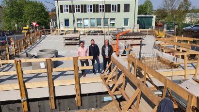 Bild: Biczysko/fph
Die drei Bauherren Dr. Dominik, Tobias und Karl-F. Bauer (von links) auf der Erdgeschoss-Platte des Gebäudes, das an der Ecke Kolpingstraße gebaut wird, wo einst das katholische Vereinshaus stand.