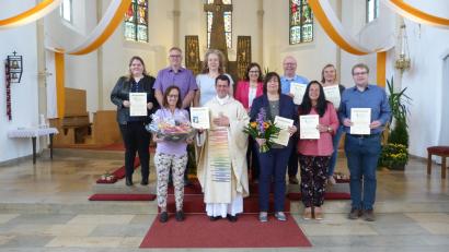 Bild: hok
Christa Strobl (links, neben Pfarrer Thomas Kohlhepp) und Verena Tafelmeier (rechts, neben Pfarrer) werden aus dem Pfarrgemeinderat verabschiedet