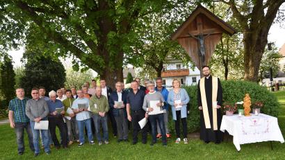 Bild: no
Bei herrlichem Sommerwetter fand beim Flurkreuz in Ödputzberg eine Maiandacht statt (von rechts): Pfarrer Johannes Arweck, die Vorsitzende des katholischen Frauenbunds Monika Gleißner und die Aktiven des Männergesangvereins Illschwang unter der Leitung von Clemens Lindner (links).