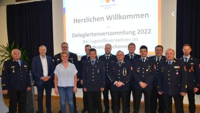 Bild: ak
Der neue Kreisjugendfeuerwehr-Ausschuss und die Ehrengäste stellten sich zum Foto auf. Dabei war auch Kreisjugendfeuerwehrwart Wolfgang Bauer (Dritter von links) und Jugendgruppensprecher Paul Kasseckert (Fünfter von links).