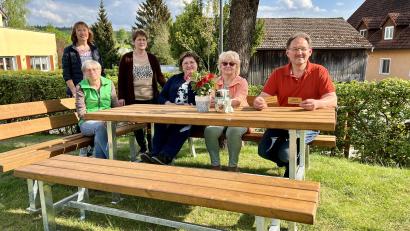 Bild: Eichl
Der Dritte Bürgermeister Charly Mois hat die neue Sitzgruppe mit Frauenbund-Sprecherin Margita Sammel (sitzend links) und einigen Vorstandsmitgliedern schon mal ausprobiert.