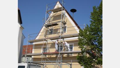 Bild: mad
Die Außenfassade des Schwarzhofener Rathauses kann sich nach getaner Arbeit wieder sehen lassen.