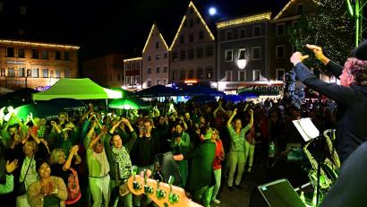 Archivbild: Petra Hartl
Heuer wird die Bühne am Marktplatz auf der gegenüberliegenden Seite aufgebaut sein und nicht mehr wie hier vor dem Rathaus.