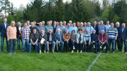 Bild: jr
Im Rahmen eines Ehrenabend dankte der SV Steinmühle, der heuer seinen 90. Geburtstag feiert, jahrzehntelang treuen Mitgliedern. Im Bild die Geehrten mit Bürgermeister Stefan Grillmeier (Mitte), Vorsitzendem Stephan Andörfer (links) und Stadtverbandsvorsitzendem Peter Haibach (rechts).