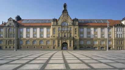 Bild: Kunstsammlungen Chemnitz/PUNCTUM/Bertram Kober
Im Haupthaus der Kunstsammlungen Chemnitz, am Theaterplatz, wird künftig die Grafiksammlung-Thomas beheimatet sein. Dort wird derzeit eine große Ausstellung mit Werken aus der Kollektion des Weidener Ehepaars vorbereitet.
