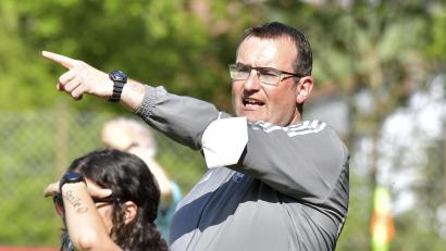 Archivbild: Hubert Ziegler
Bernhard Müller, Trainer des TSV Theuern, dirigiert "seine" Damen gerne von der Seitenlinie aus.