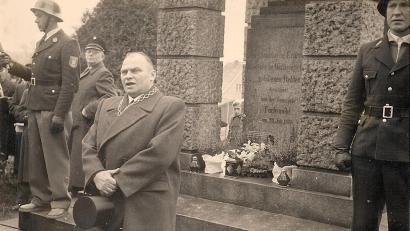 Bild: Archiv Werner Robl
Bürgermeister Albert Käs (SPD) bei einer Ansprache anlässlich eines Volkstrauertages am Kriegerdenkmal. Das Foto entstand vermutlich Ende der 1950er oder Anfang der 1960er Jahre.