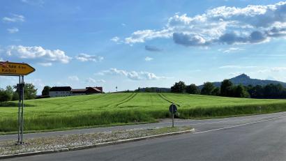 Bild: stg
Noch grünt alles recht grün, bald soll hier bei Senkendorf ein Gewerbegebiet entstehen.