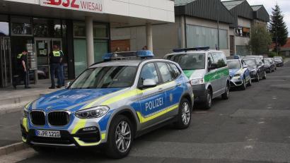 Bild: wro
Große Aufregung am Beruflichen Schulzentrum Wiesau. Dort durchsuchte die Polizei das Gebäude nach einer vermeintlichen Waffe.