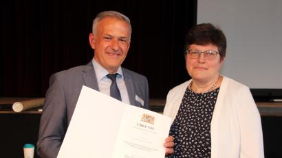 Bild: kro
Landrat Roland Grillmeier übergab die kommunale Dankurkunde an Michaela Veigl. Voraussetzung sind mindestens 18 Jahre kommunale Tätigkeit.