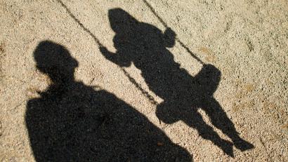 Symbolbild: Julian Stratenschulte, dpa
Im Landkreis Amberg-Sulzbach wurde ein 49-Jähriger verhaftet, der ein Kind sexuell missbraucht haben soll.