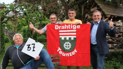 Bild: frd
Bei der Vereinsgründung vor 37 Jahren waren (von links) Vorsitzender Helmut Tröger, Reinhard Elsner, Josef Zinnbauer und der jetzige Teunzer Bürgermeister Norbert Eckl zusammen noch 89 Jahre jung. Doch auch mit nun - zusammen - 237 Jahren sind sie noch gut drauf und nutzen ihre "guten Drähte" zum Wohle ihrer Gemeinde.
