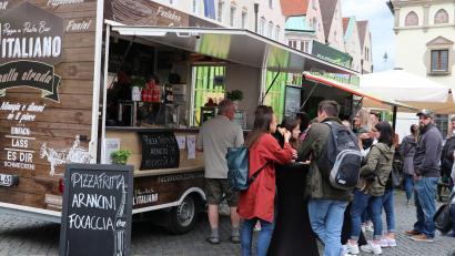 Bild: Stadtmarketing Weiden/exb
Wer hat noch nicht? An den Ständen des "Street 'n' Food"-Festivals gibt es alle möglichen Speisen von der Pizza bis hin zum Pfannkuchen.