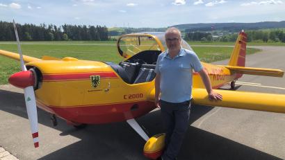 Bild: gdö
Die Flugsportgemeinschaft Steinwald gratuliert Mitglied Georg Besold.