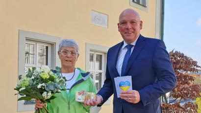 Bild: Stadt Marktredwitz/exb
Oberbürgermeister Oliver Weigel dankte Inge Markovsky für die gesammelten 4400 Euro.